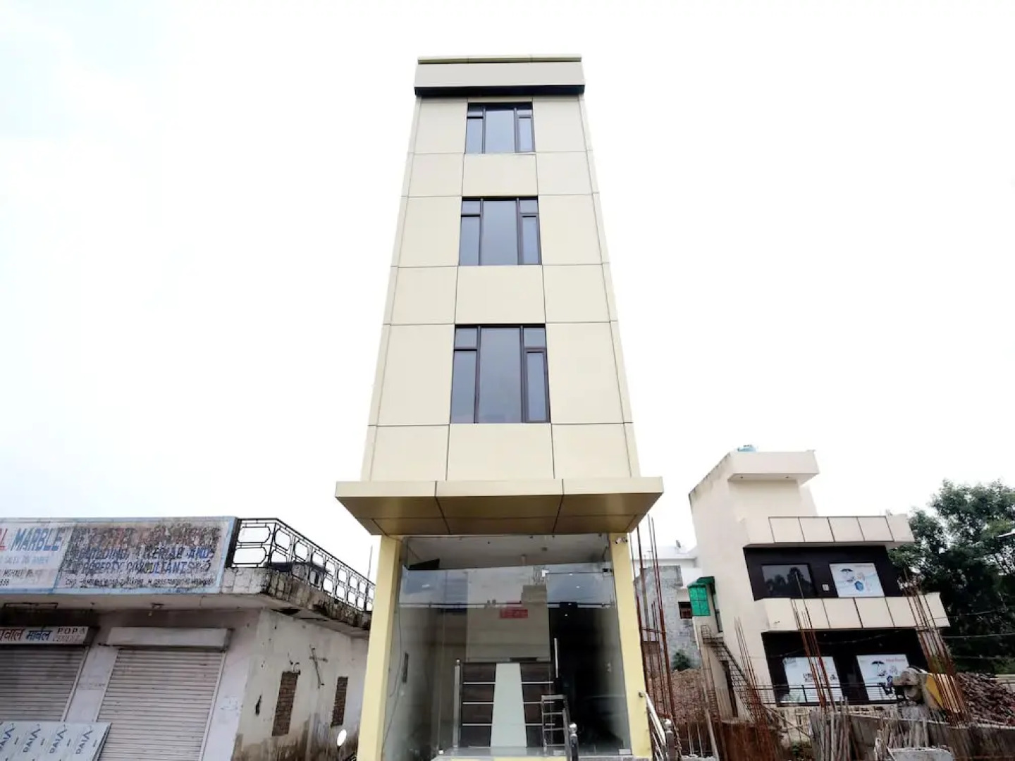 OYO 16875 Hotel Skyz