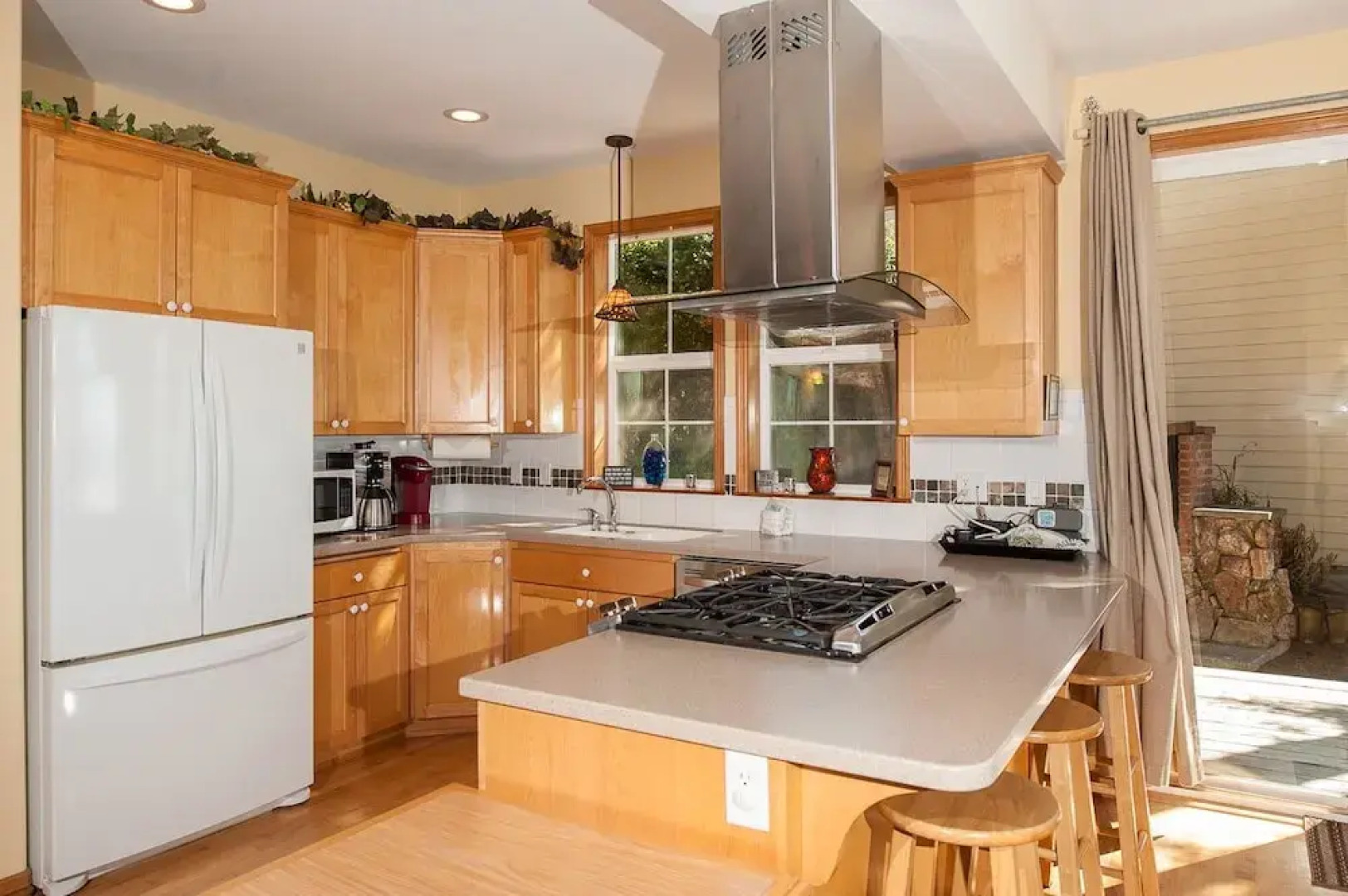 Sheltering Pines 4 Br cottage by RedAwning