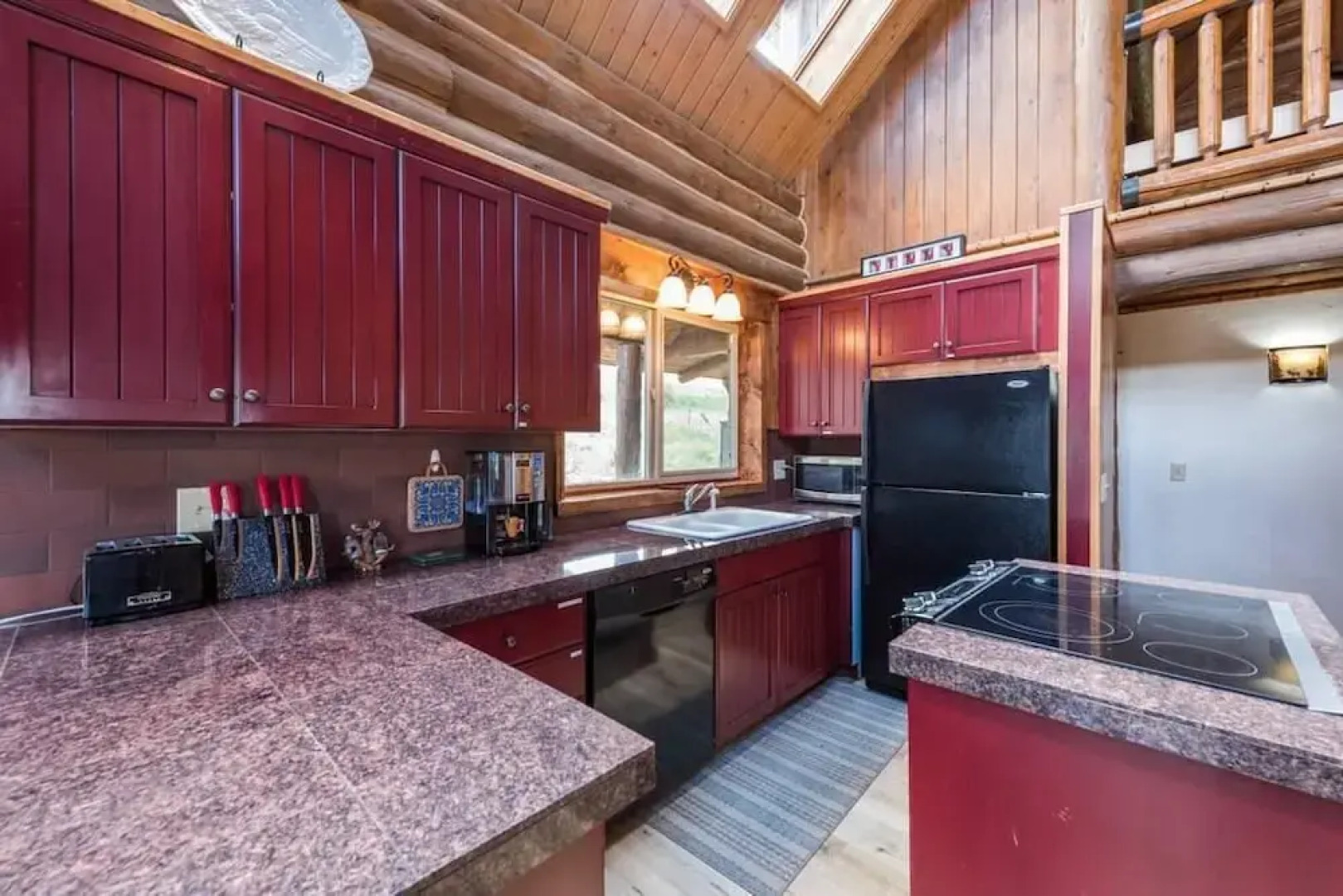 The Two Moose Inn - Luxury Log Cabin for Families!