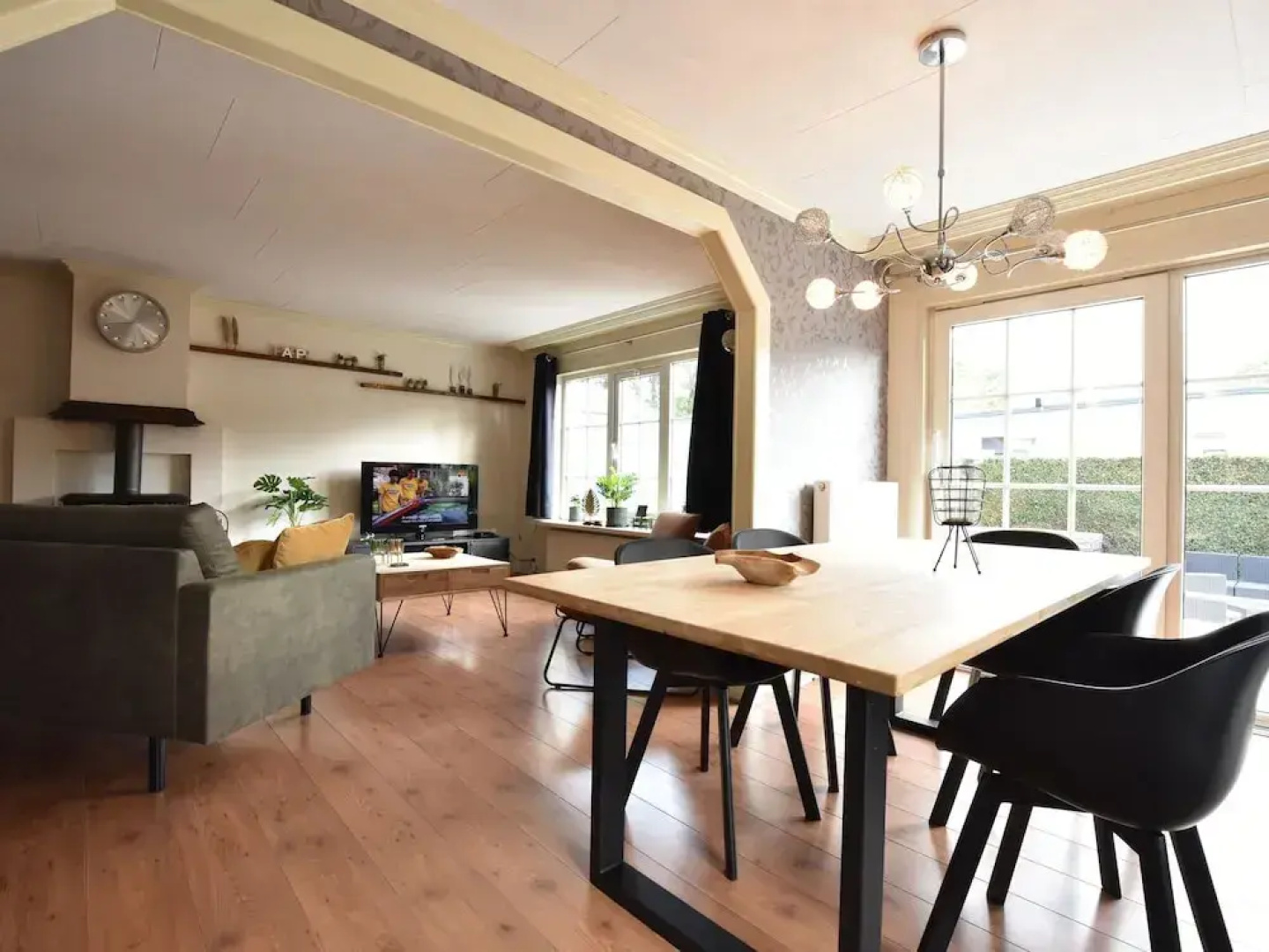 Modern Holiday Home in Kaatsheuvel with Hot Tub