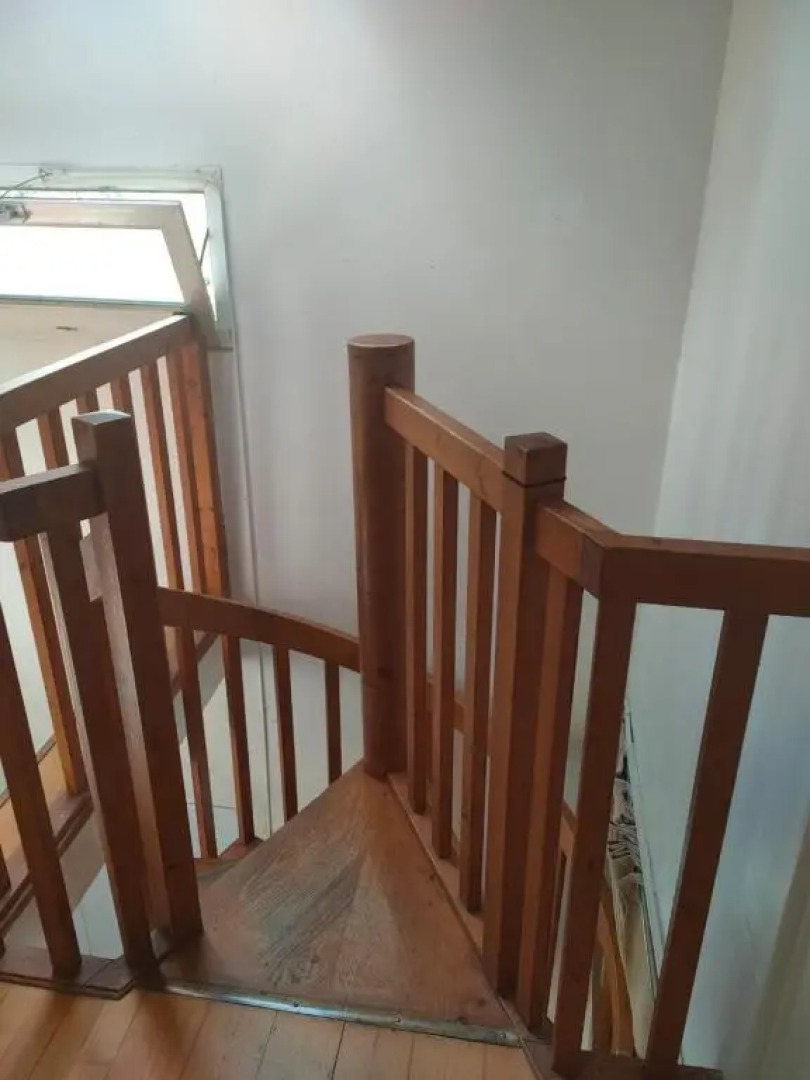 PAVILLON SUR COUR 2 ÉTAGE avec ESCALIER COLIMAÇON 5 MN PARIS