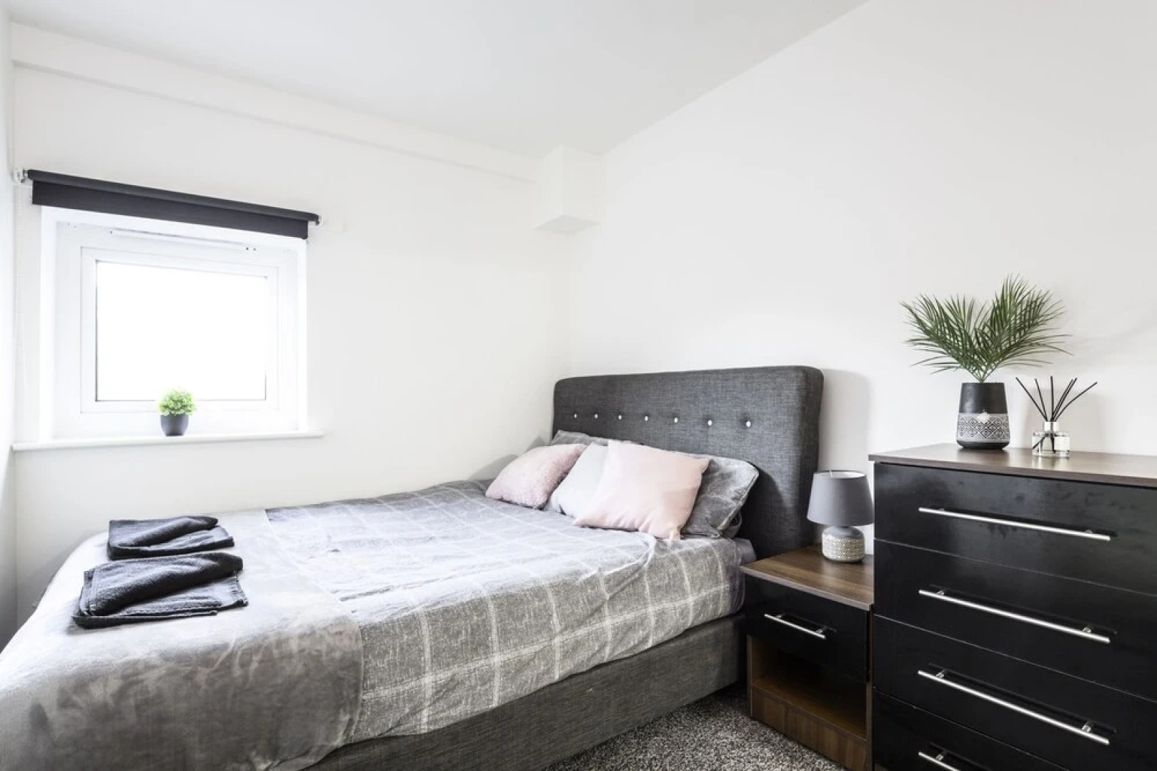 Large Apartment With Balcony Free Parking & Fast Wifi