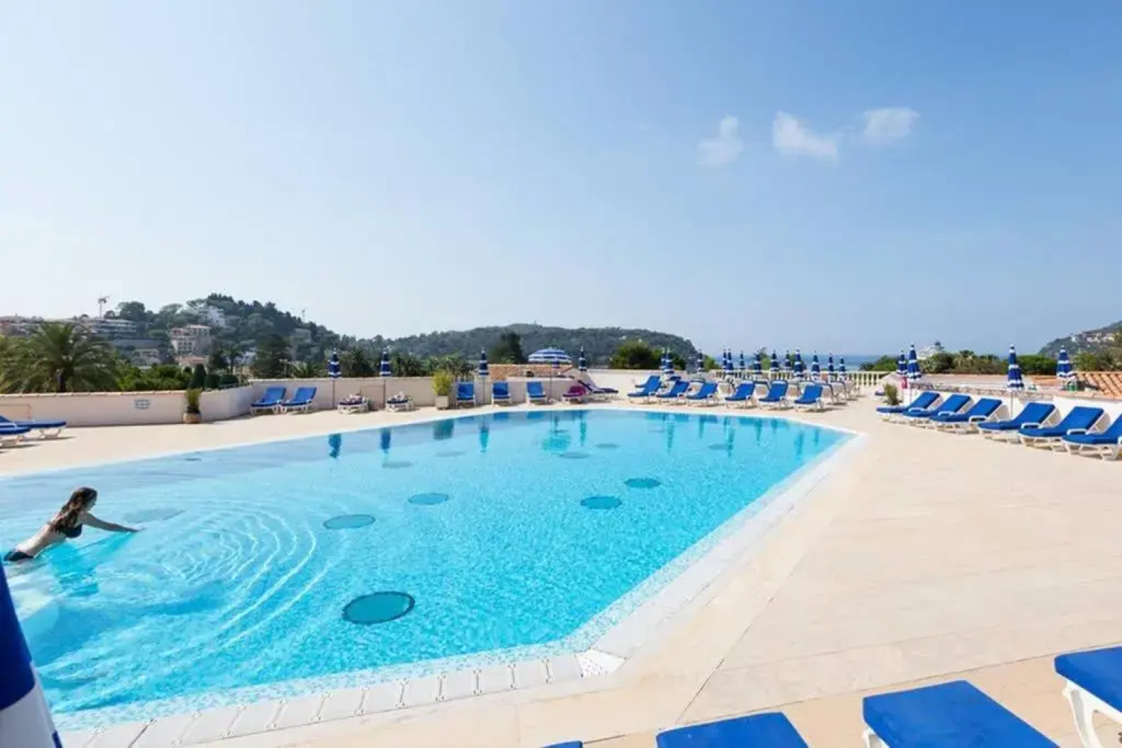 La Petite Cachette - Pool and 150m to the beach