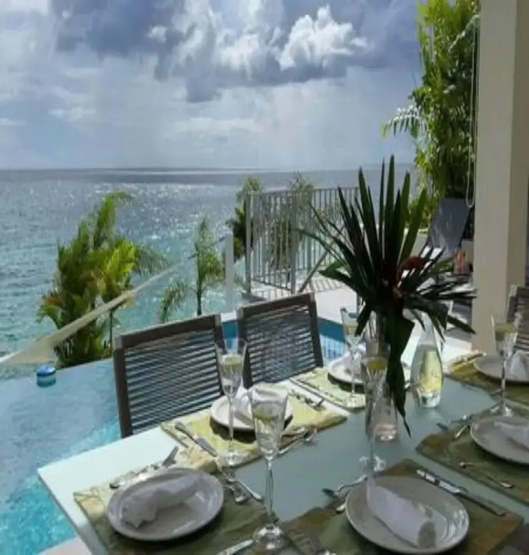 Villa Francoise - 4 Bedroom Beachfront w Pool