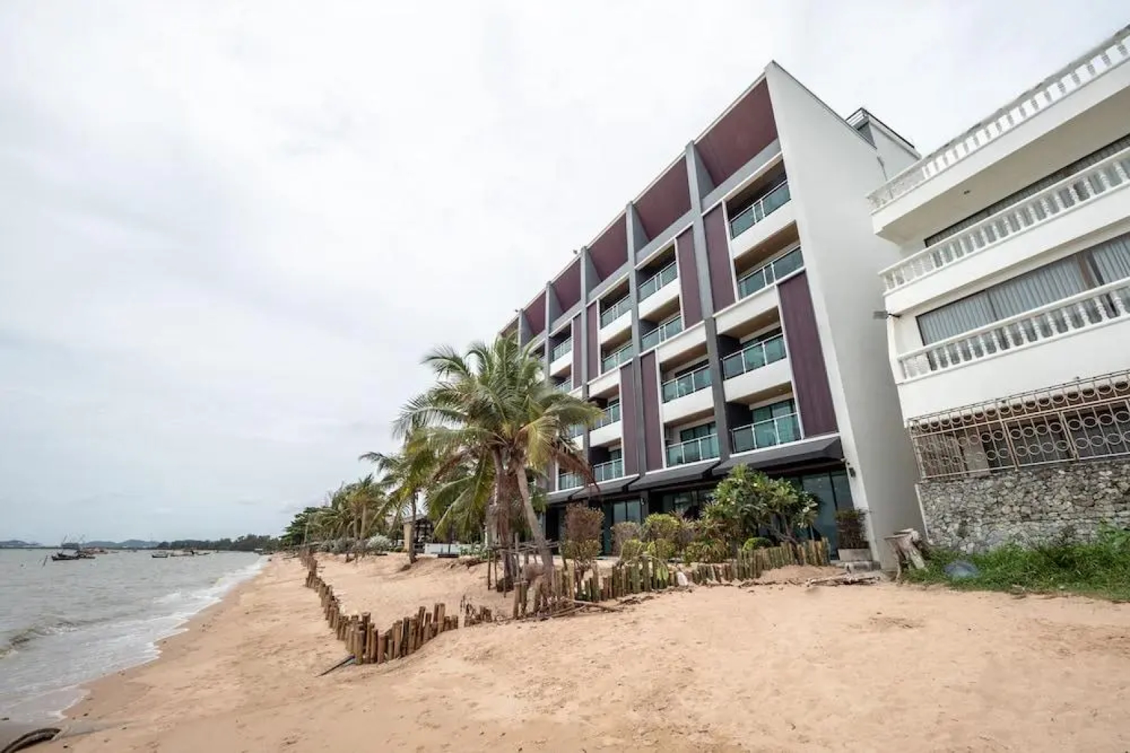 CAPITAL O 1088 Golden Dragon Beach Resort