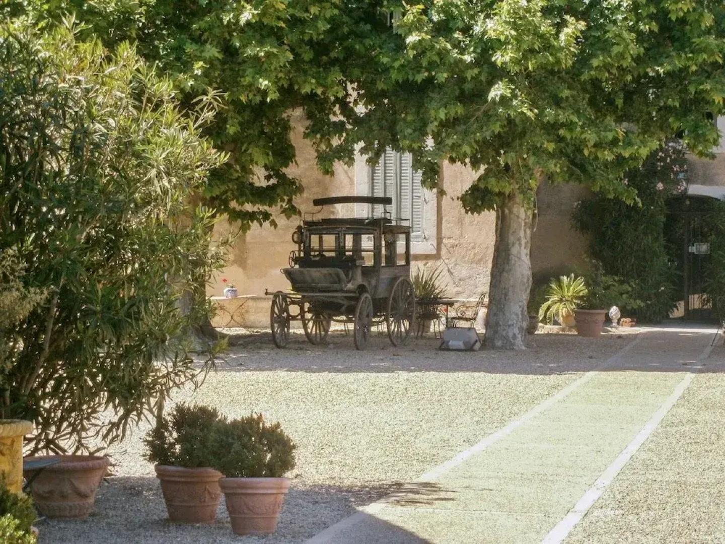 Near Montpellier, Apartment in Le Crès w/ air con & Wifi Minutes to Be