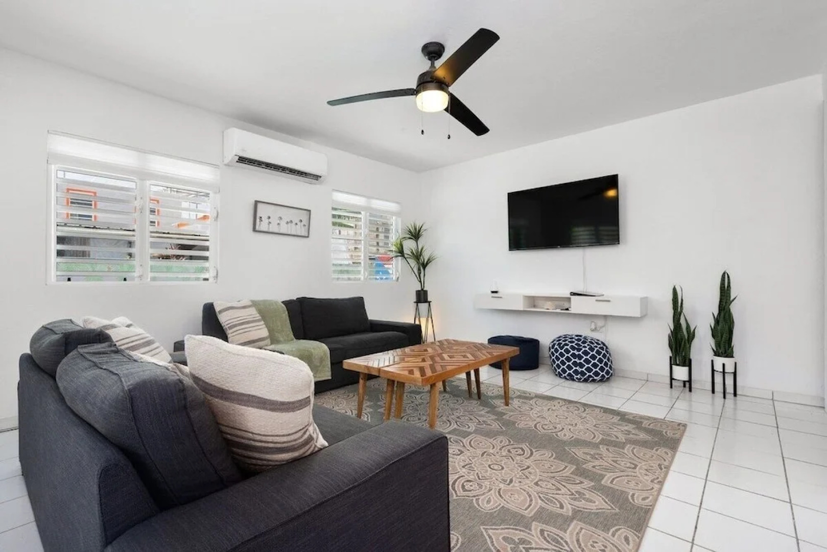 Walk to Beach or Swim in the Pool, 4 Bedrooms 4 Home by Redawning