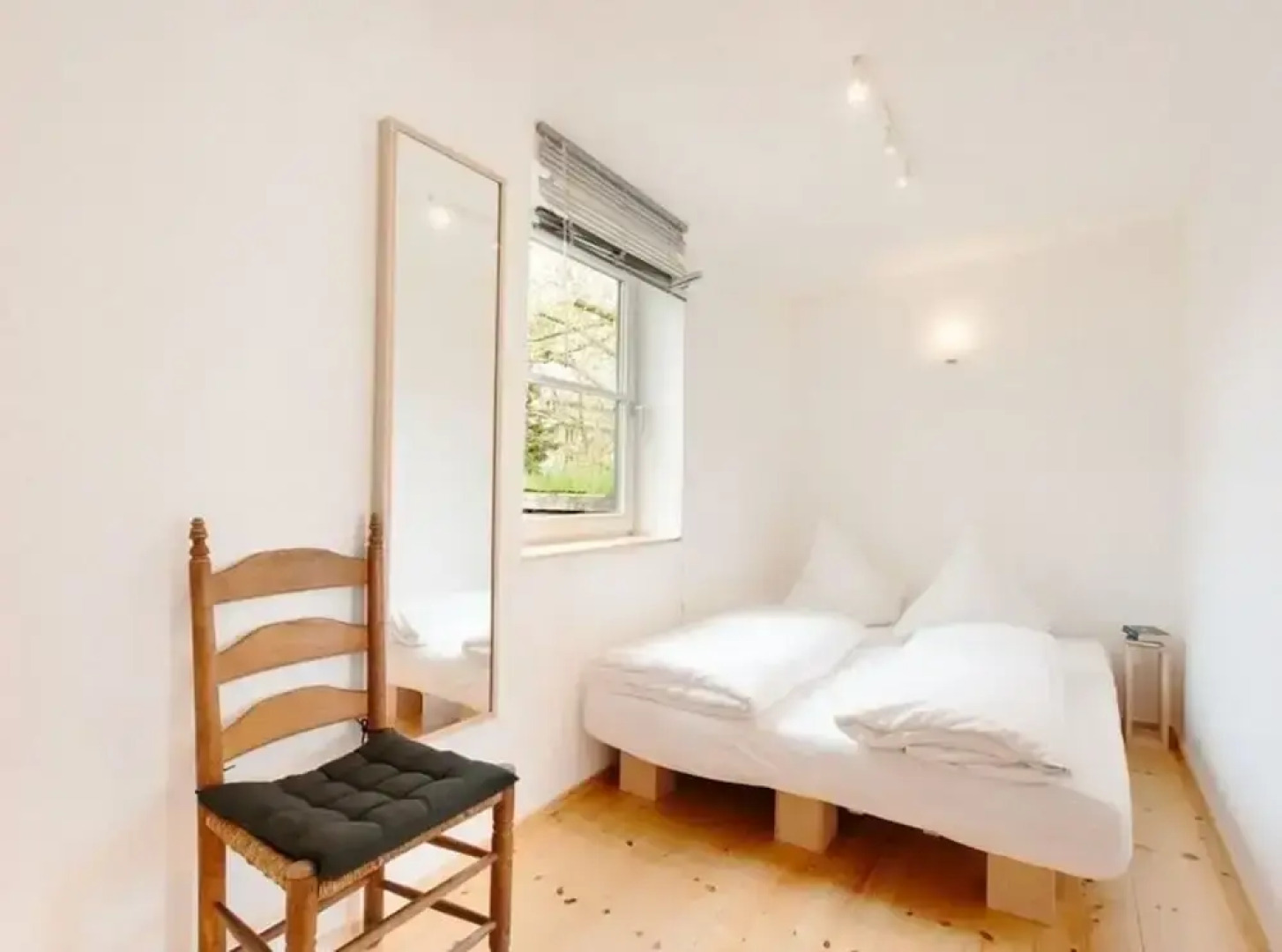 Bauhaus Holiday Apartment by the Lake