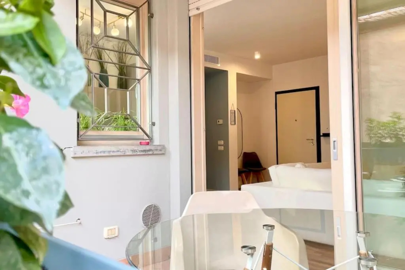 Chic Apartment - River View - Free Parking and WIFI