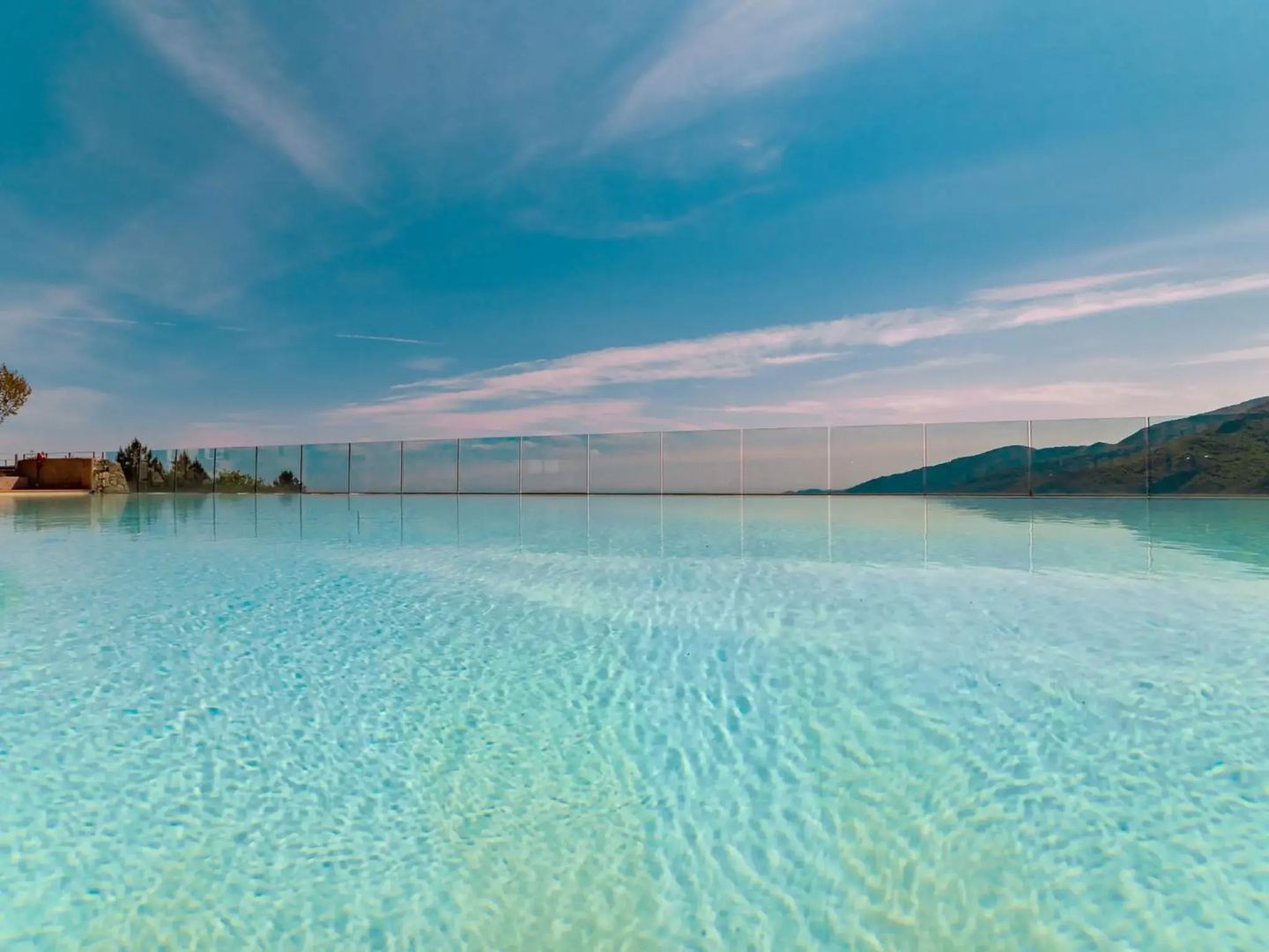 Albatros - swimming pool with sea view and small terrace