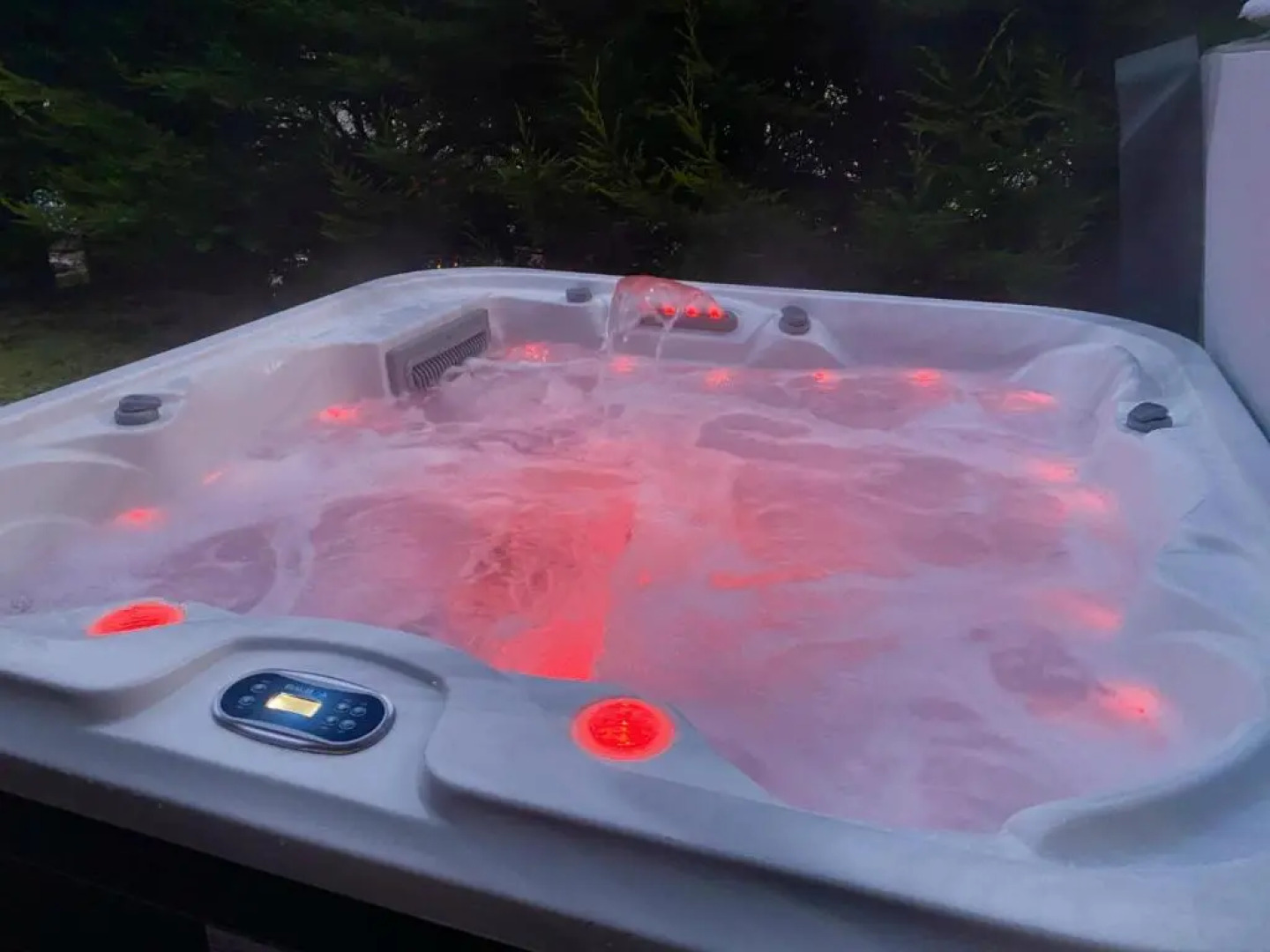 Stunning 4-bedroom Cabin With Hot Tub in Beattock!