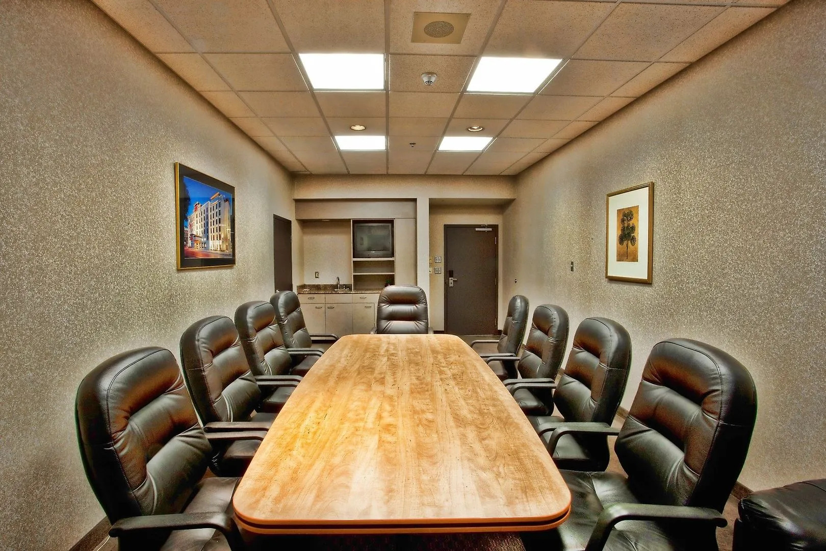 Humphry Inn & Suites