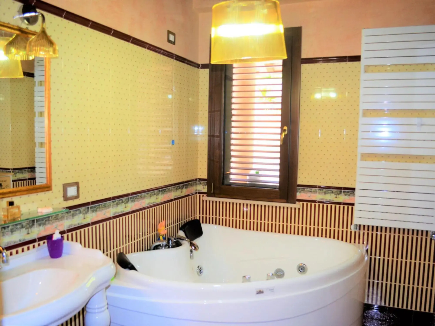 Divine Holiday Home in Giosa Marea with Sauna and Jacuzzi