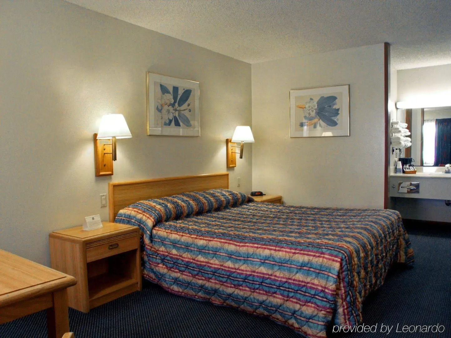 Palm Inn Hotel near Tyler Mall Riverside