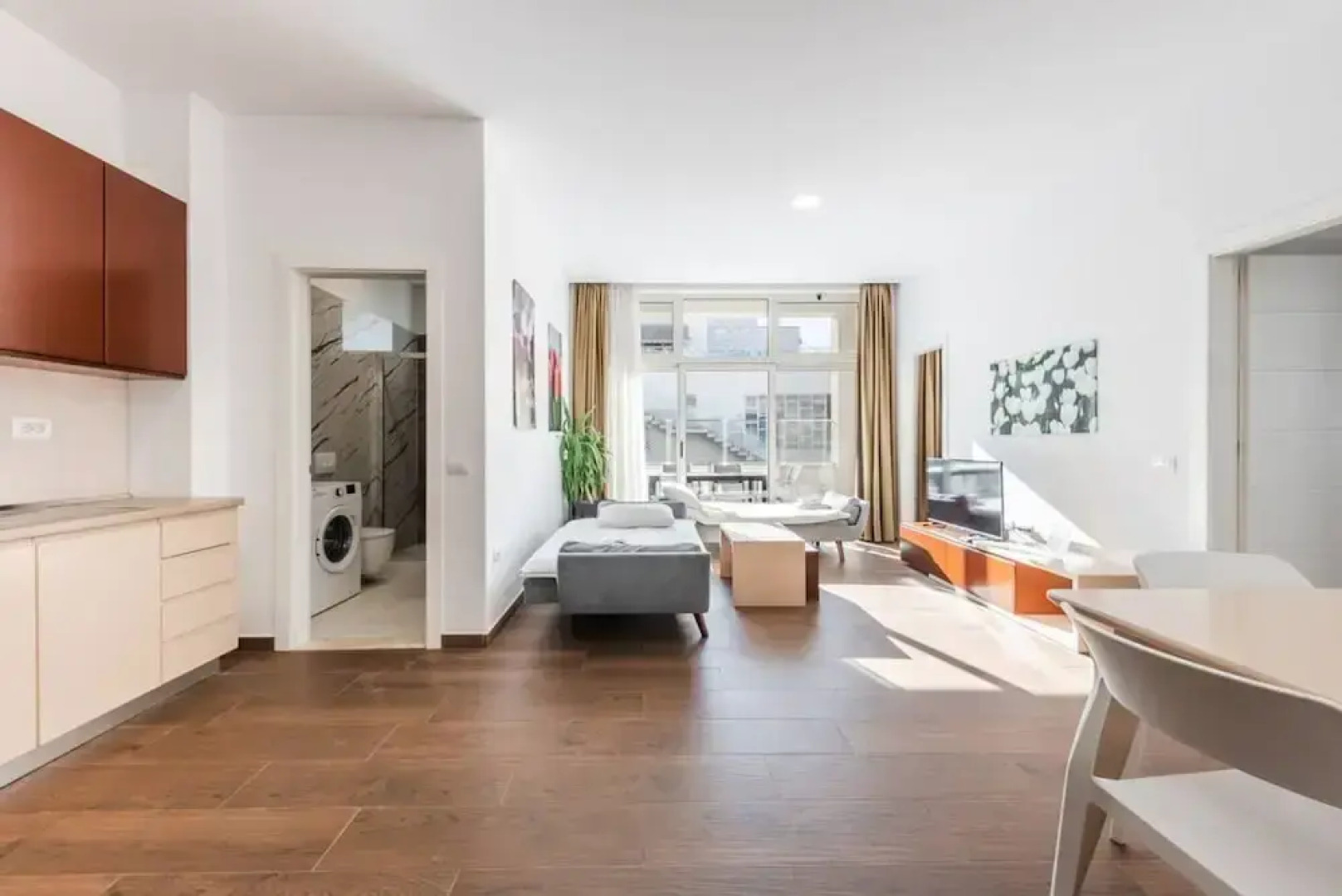 Spacious Apartment by the Beach - Tulipani