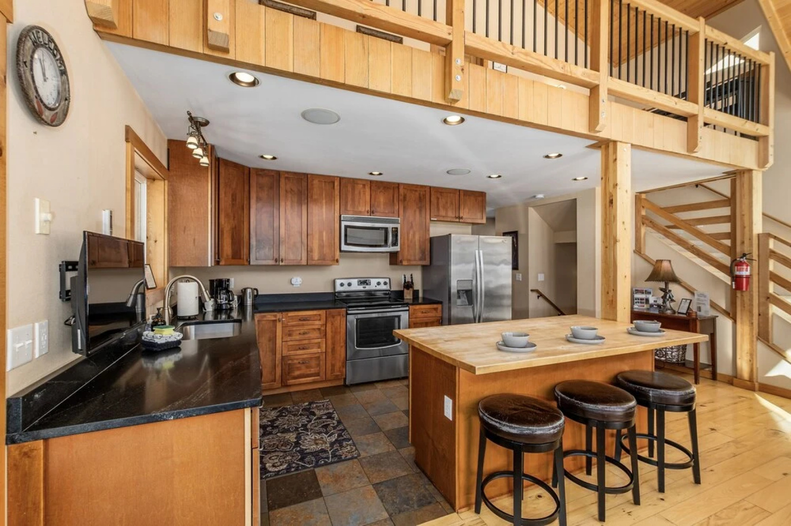 Peterson Acres 3 Bedroom Home by NW Comfy Cabins by RedAwning