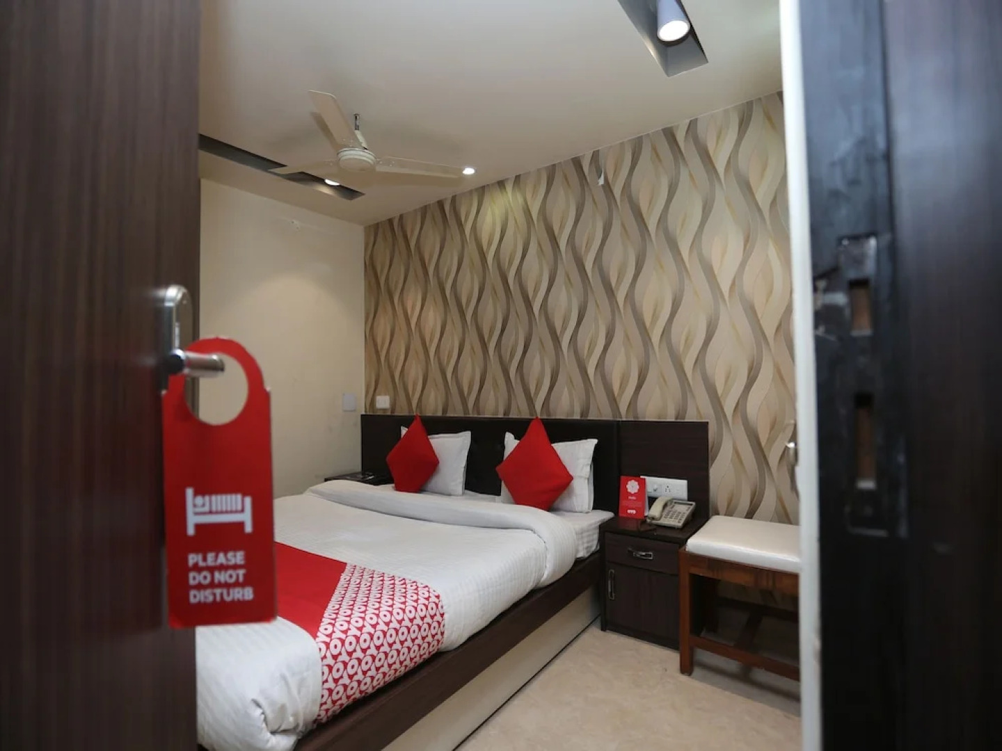 OYO 27725 Hotel Crown Plaza