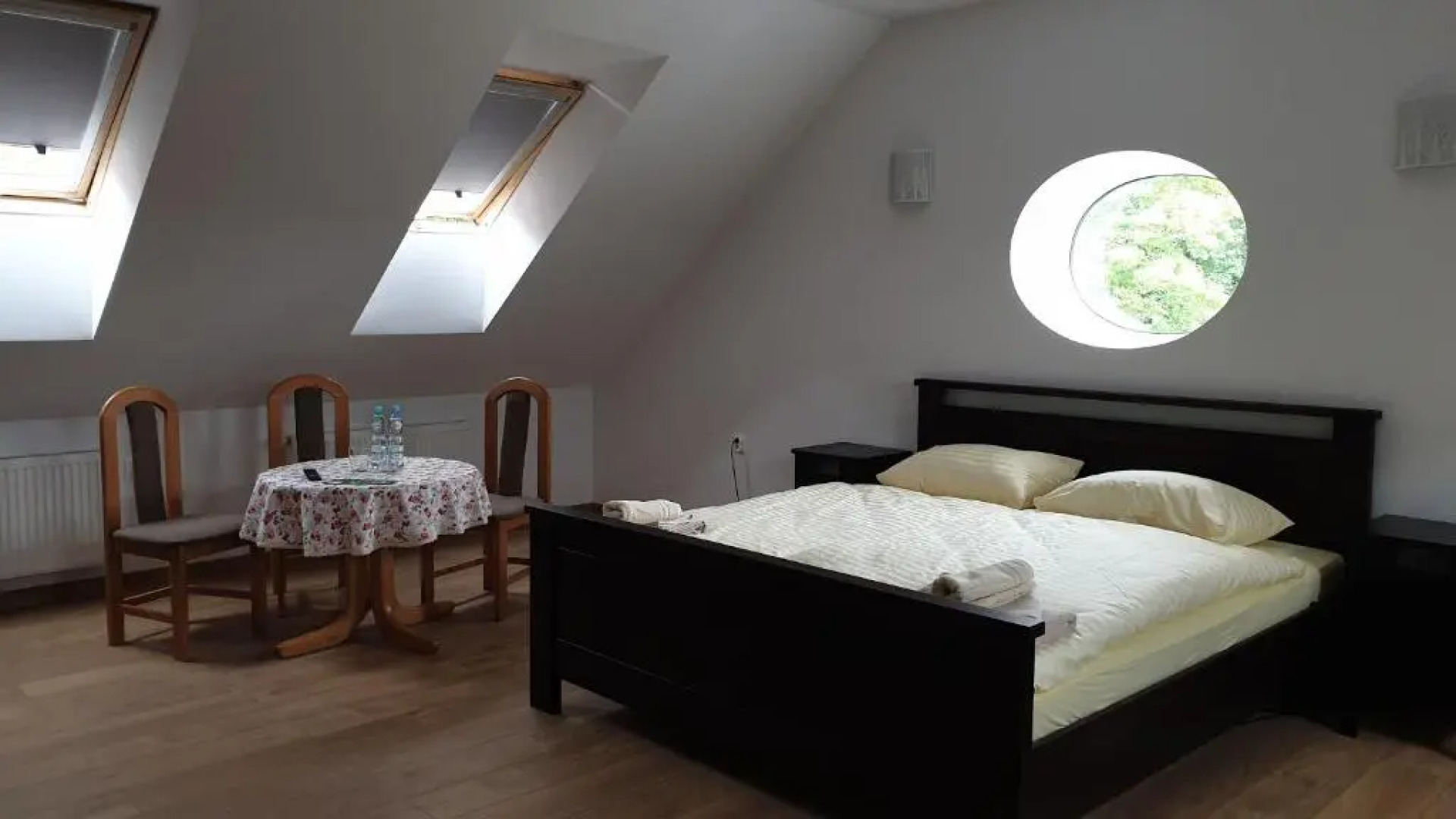 Dwór nad jeziorem w Bieniaszach