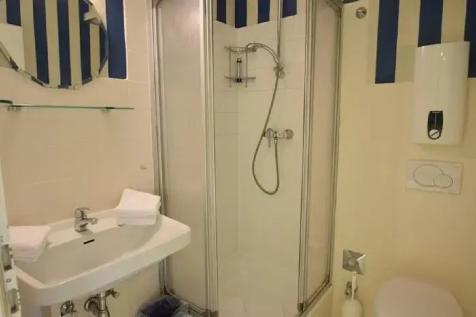 Geräumiges 2-Zimmer-Appartement in der 3. Etage des Hauses.