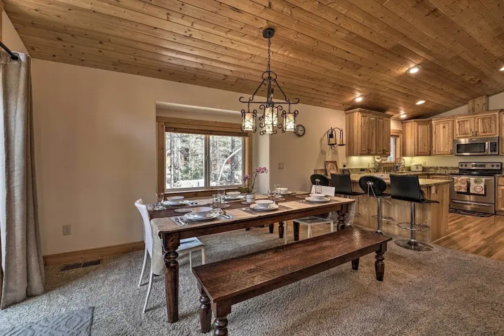 Near Donner Lake & Skiing: Soda Springs Cabin!