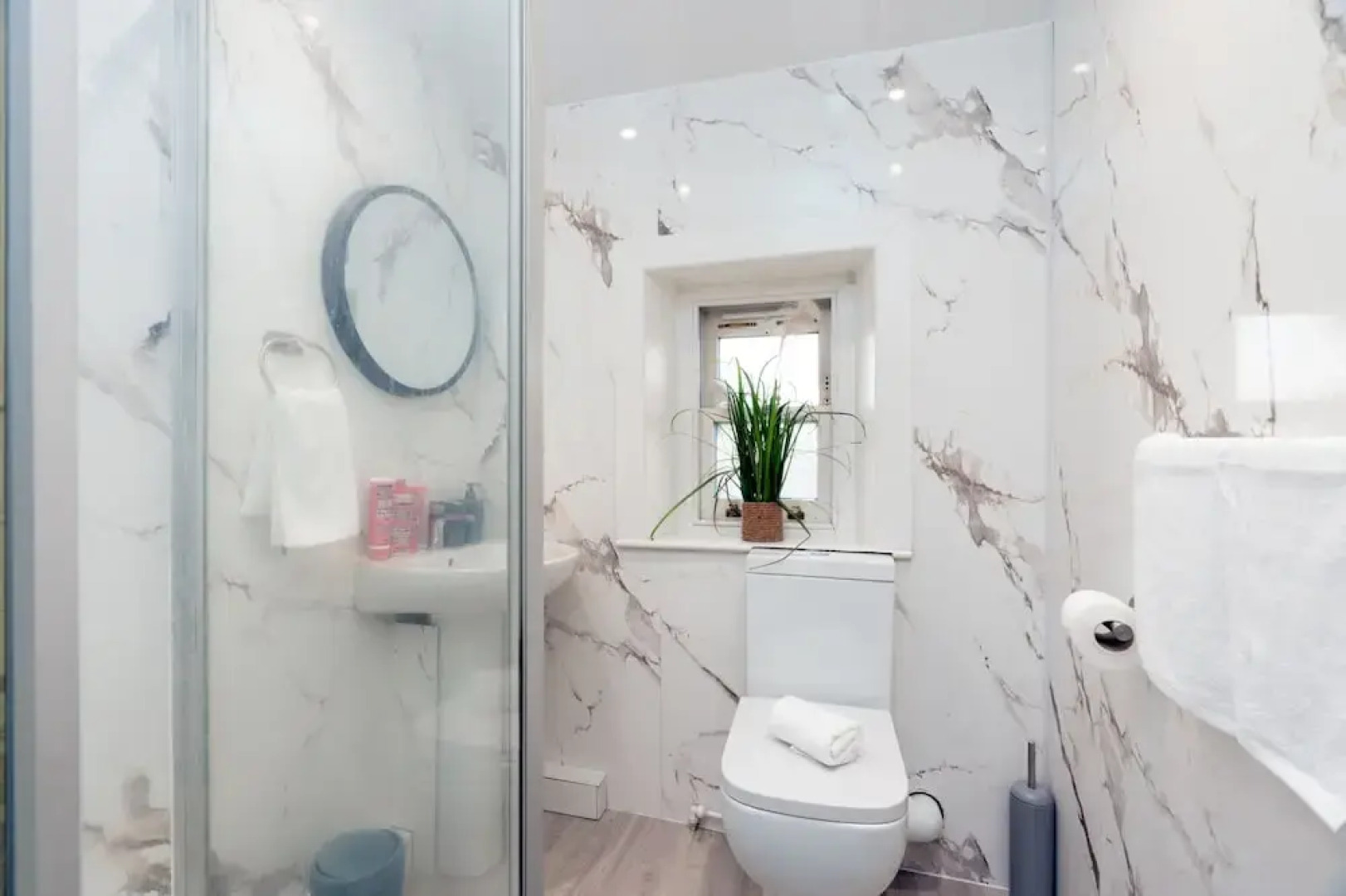 Cosy Cottage - Sleeps 6, Parking & Pet Friendly!