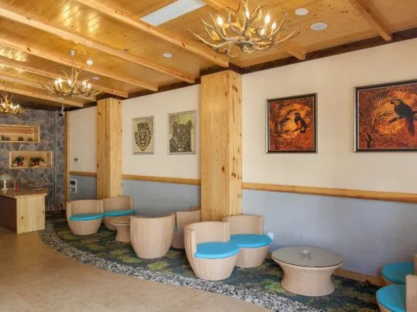 Shennongjia Auspicious Clouds Building Forest Hotel