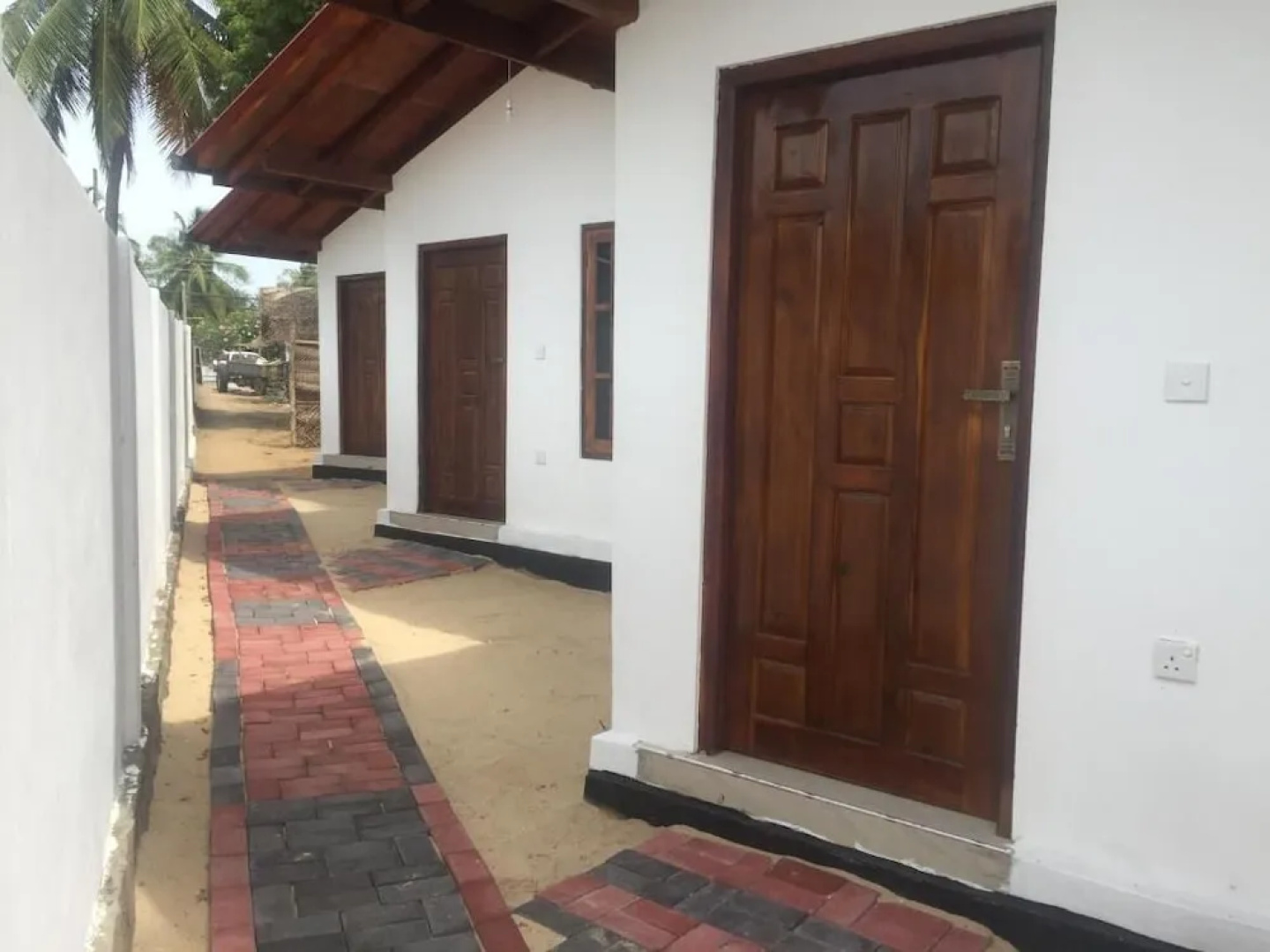 Mambo's Arugambay Hotel