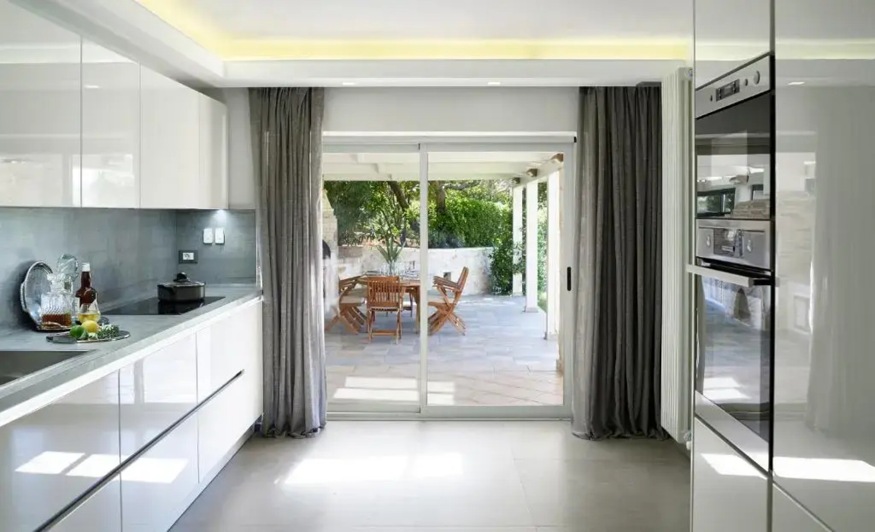 Luxurious 4 bedroom villa Xris with infinity pool and beach access