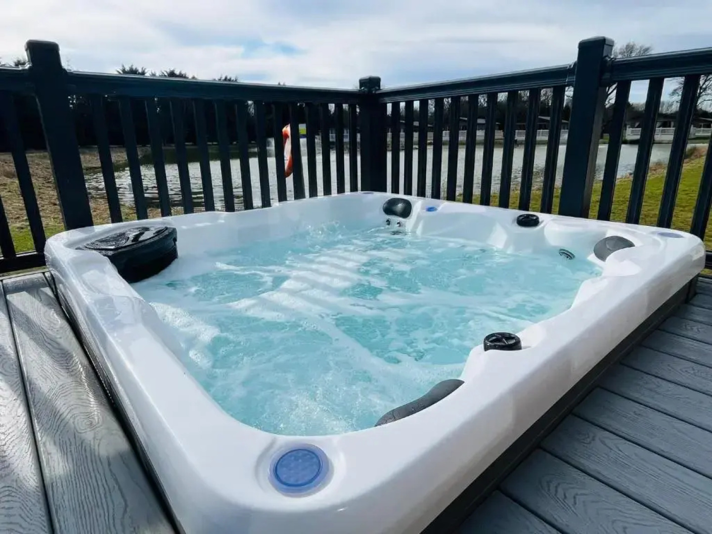 Lilac Lodge with Hot Tub