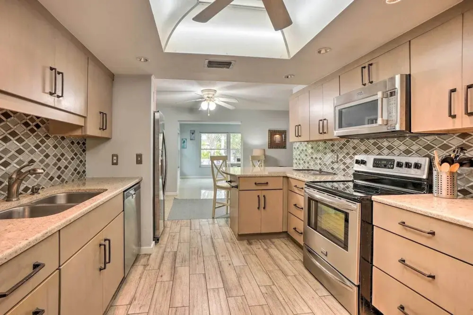 Vibrant Largo Home: Heated Pool, Lake Views!