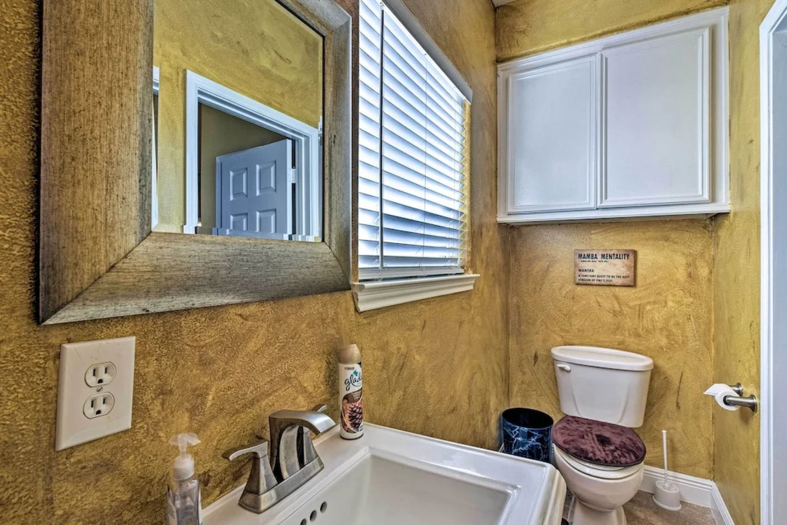 Walk to Ocean: Lakefront Dickinson Stucco House!