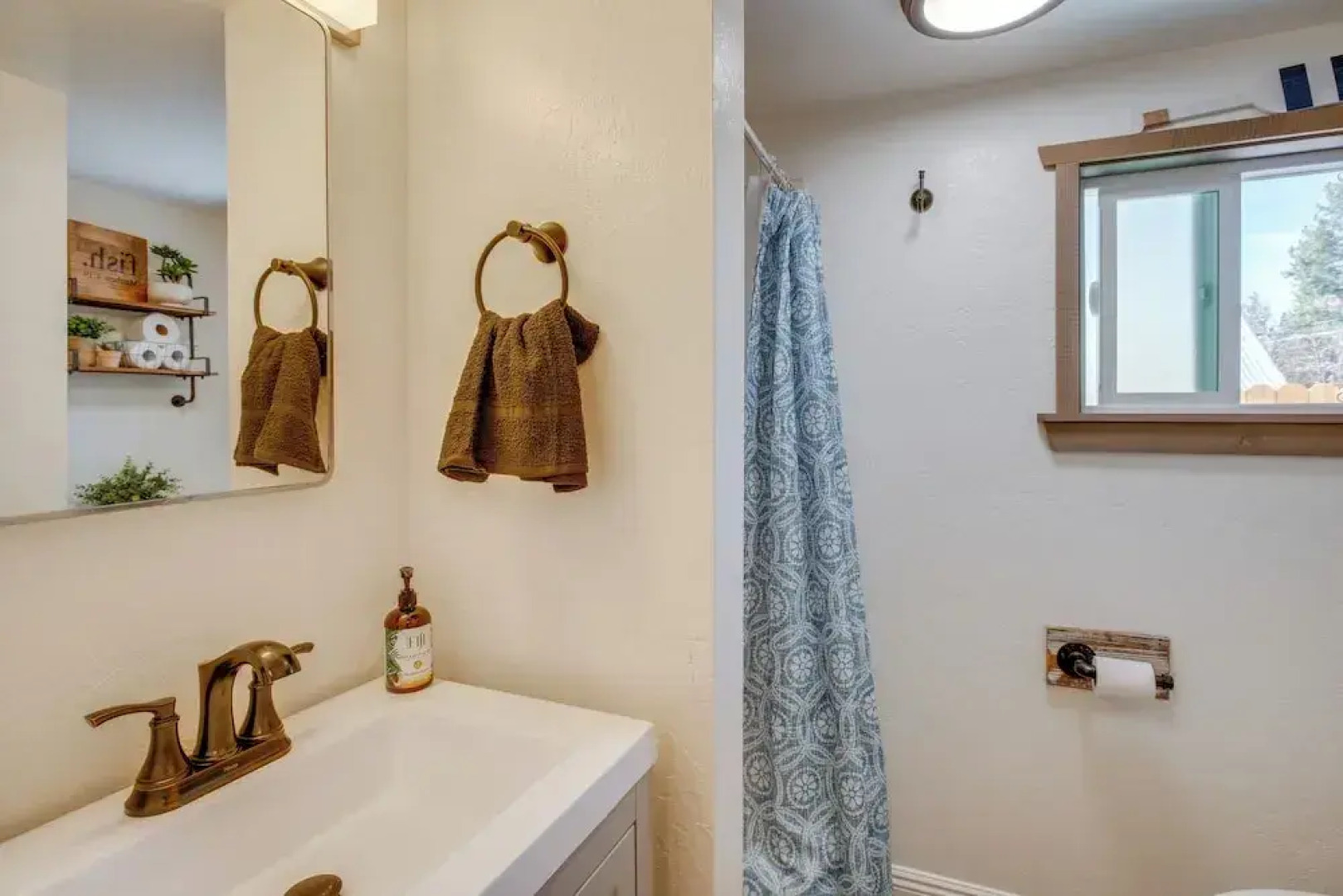 Walk to Beach: Dog-friendly Cabin in Glenbrook!