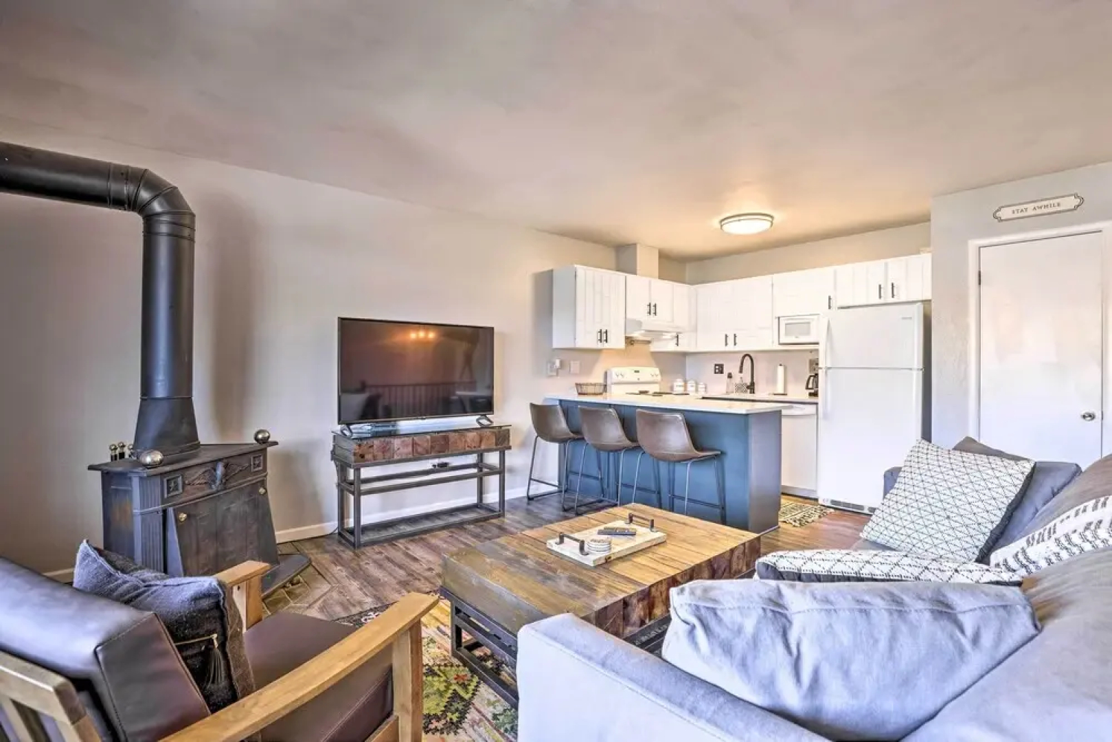 7 Mi to Keystone: Mtn-view Abode w/ Deck!