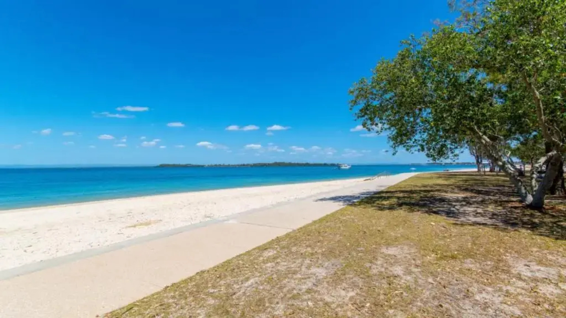 Charm and Comfort in this Ground floor unit with water views! Welsby Pde, Bongaree