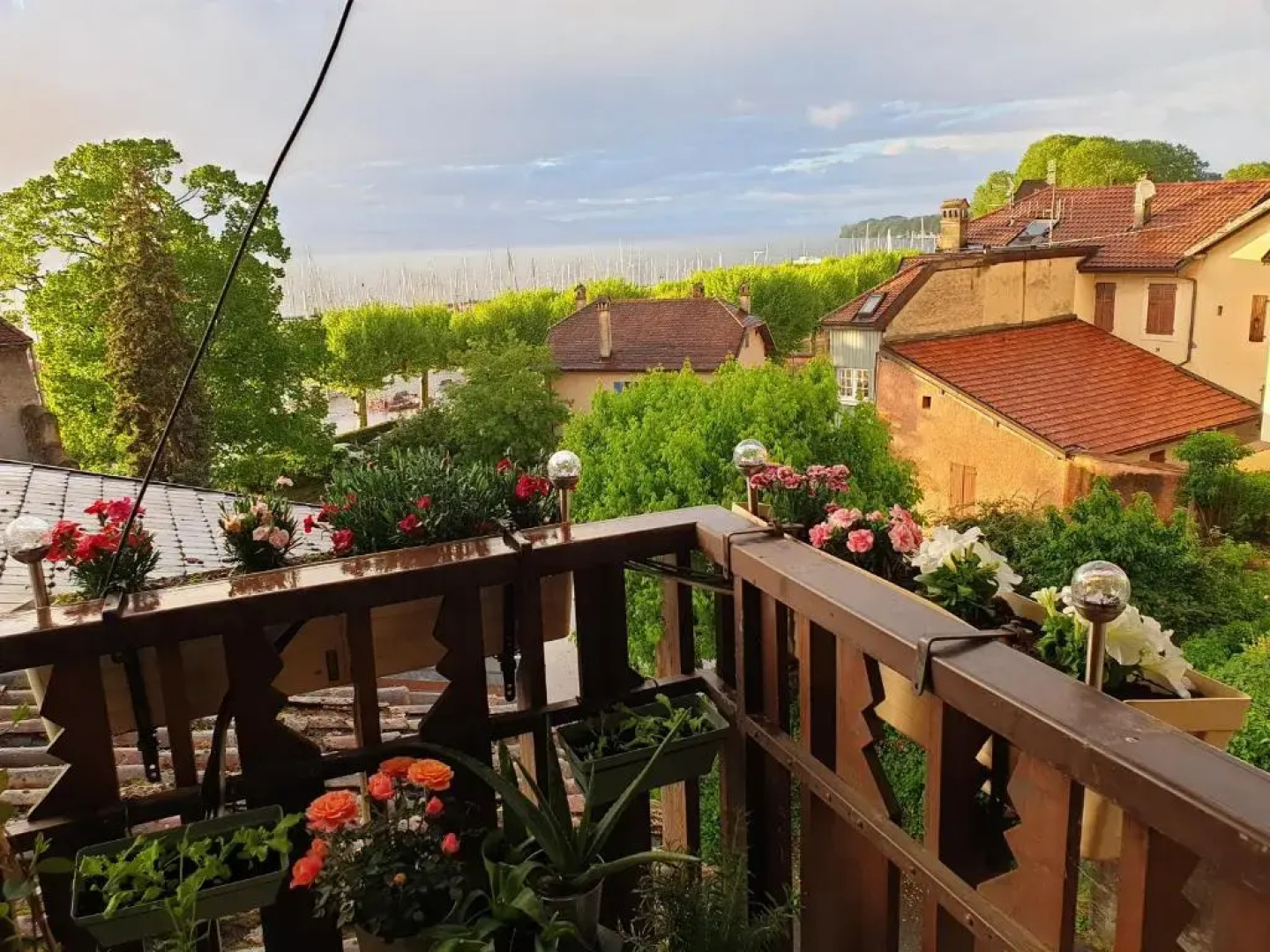 Maison des pêcheurs vue lac a 50m du port dans quartier historique