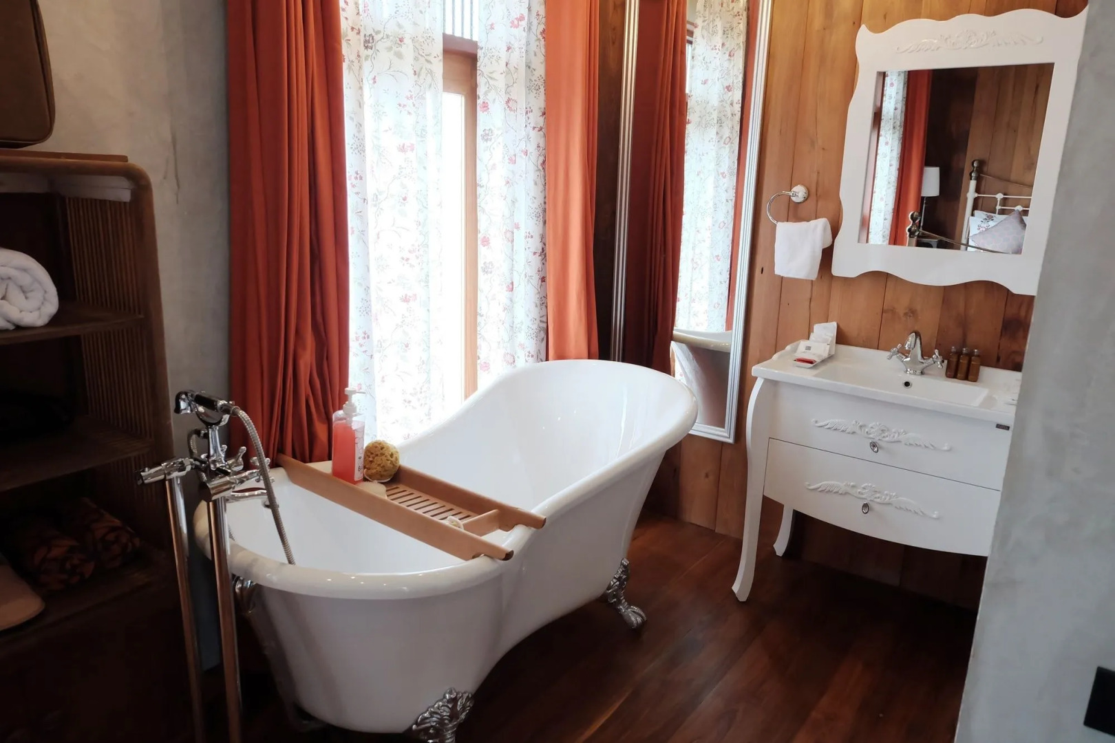 Rimrabeang Amphawa Cafe and Suite