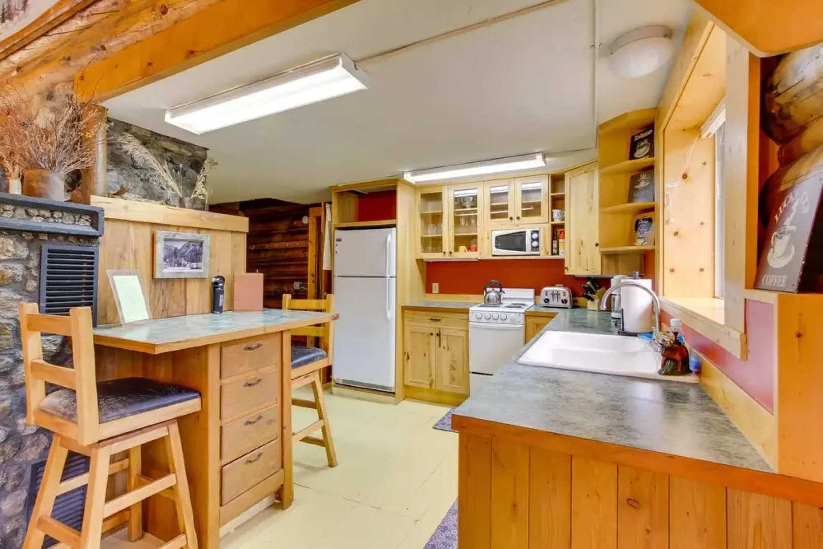 Creekside Silver Gate Getaway w/ Fireplace!
