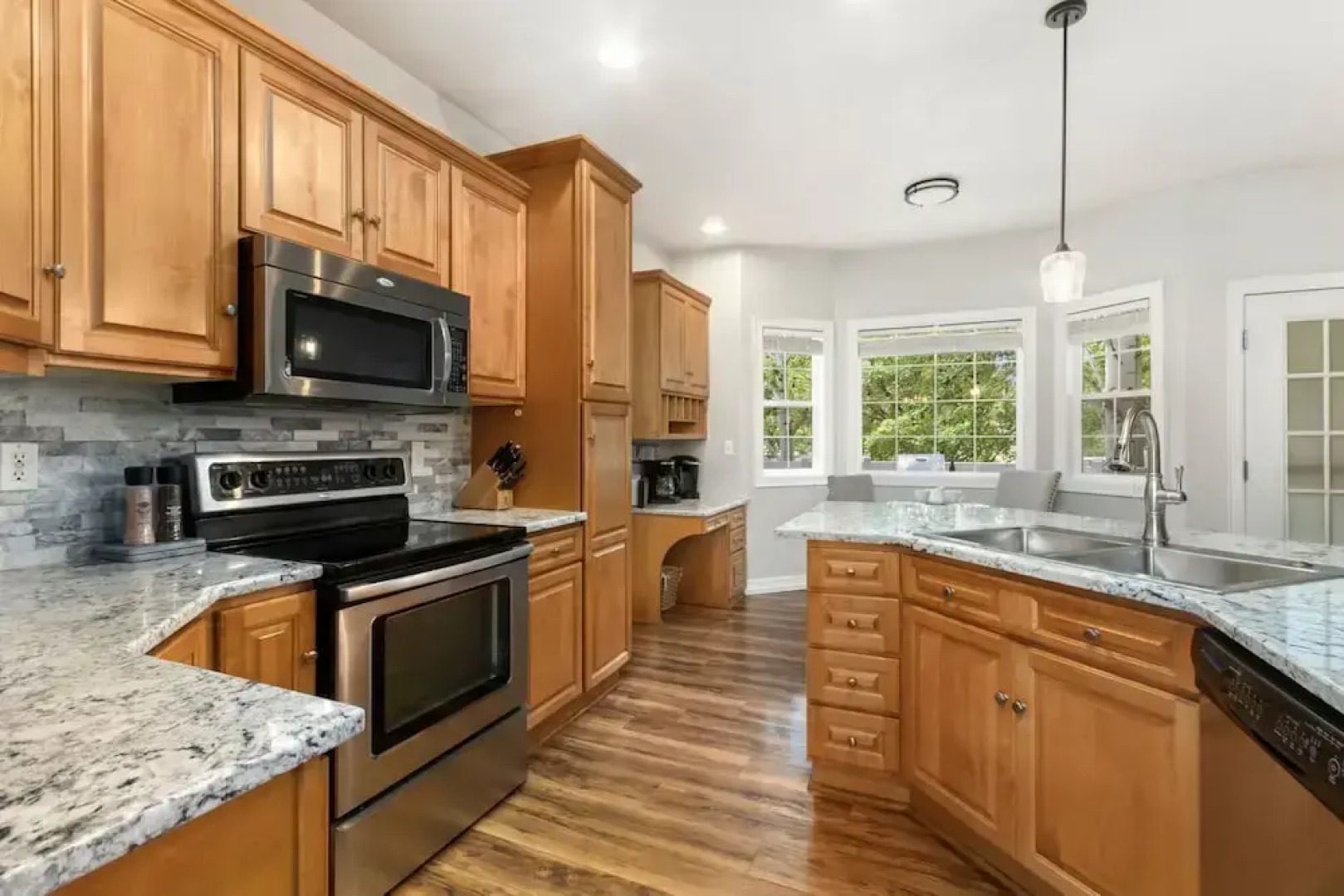 Fabulous Family-friendly Retreat by Windsor Lake!