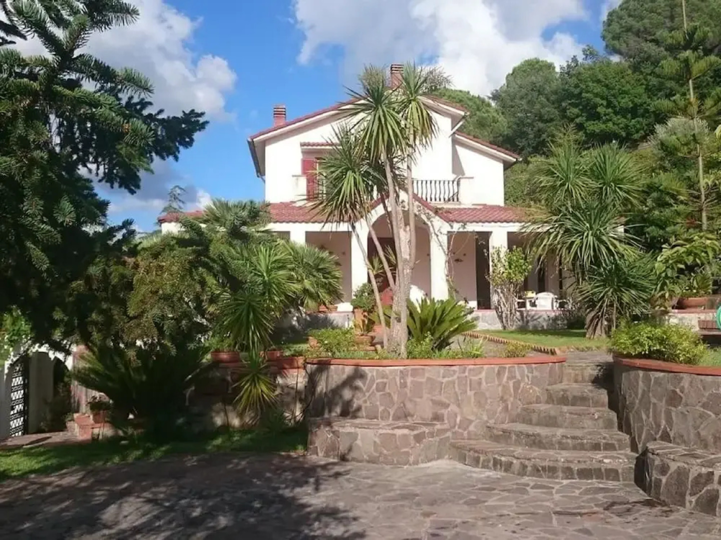 Sun-kissed Villa in Laureana Cilento With Swimming Pool