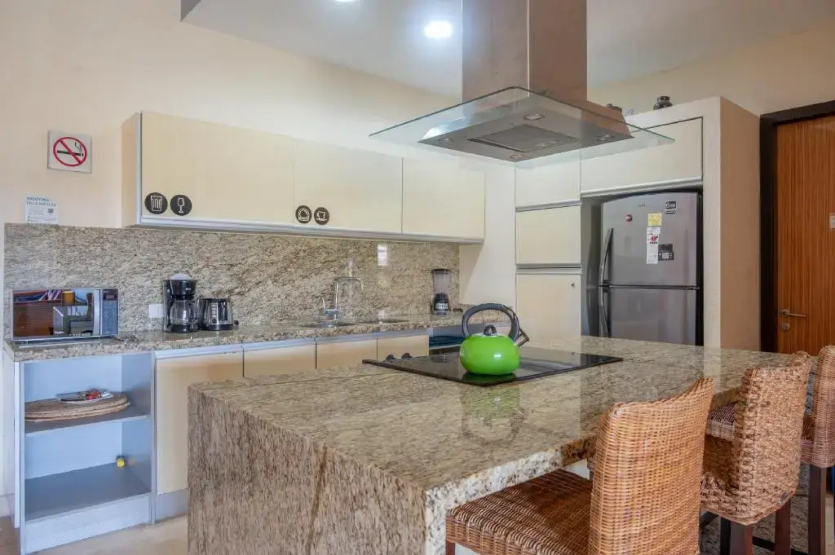 Pajaro de Fuego, Chelsea's Luxury Units