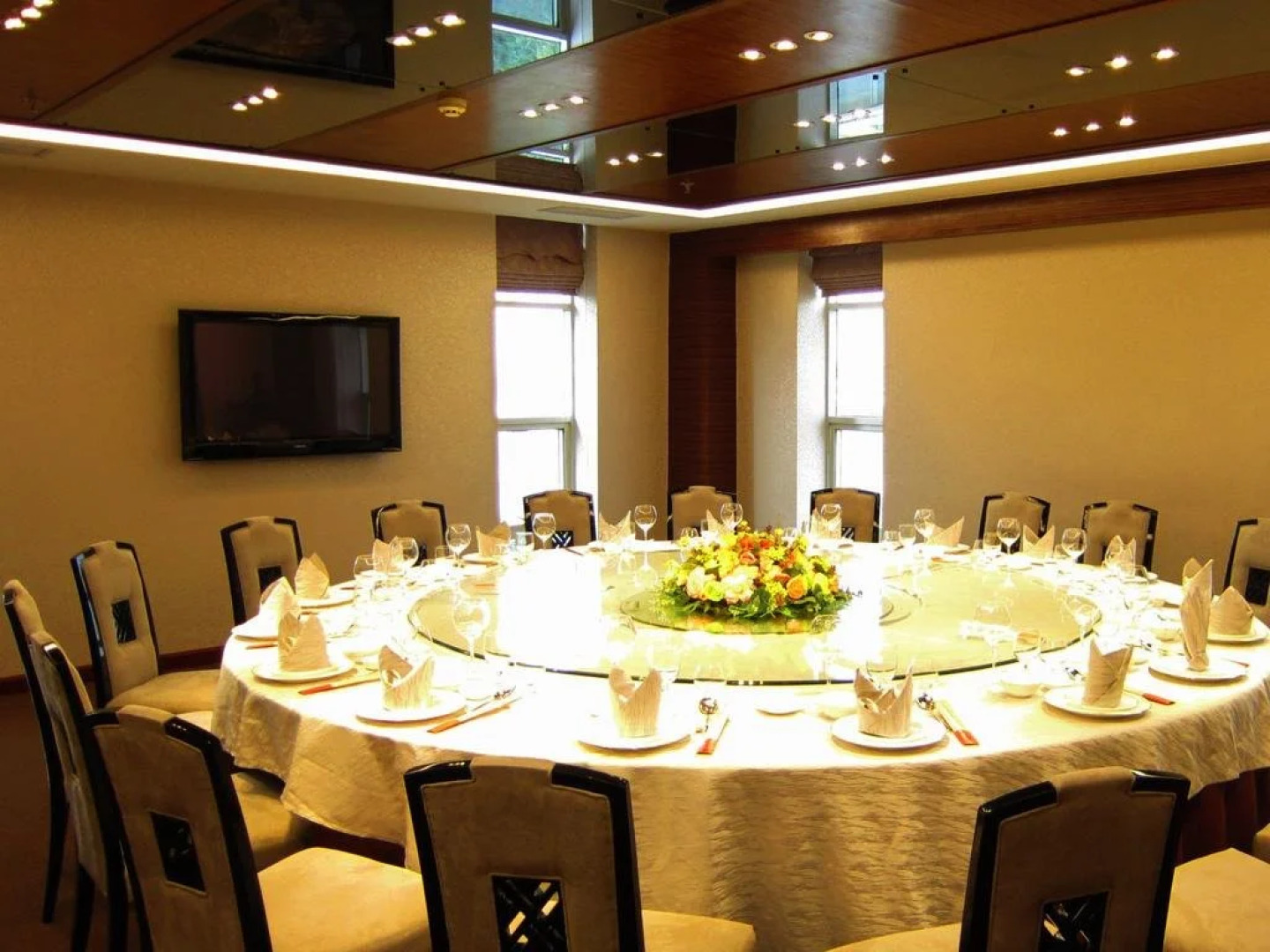 Maple Leaf International Hotel