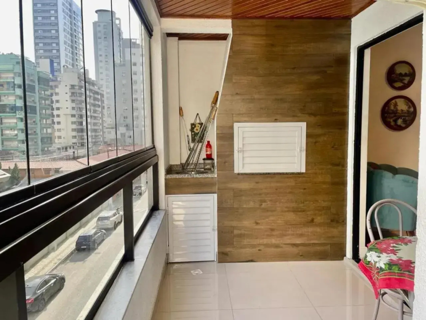 Apto amplo no coração da meia praia a 130m do mar