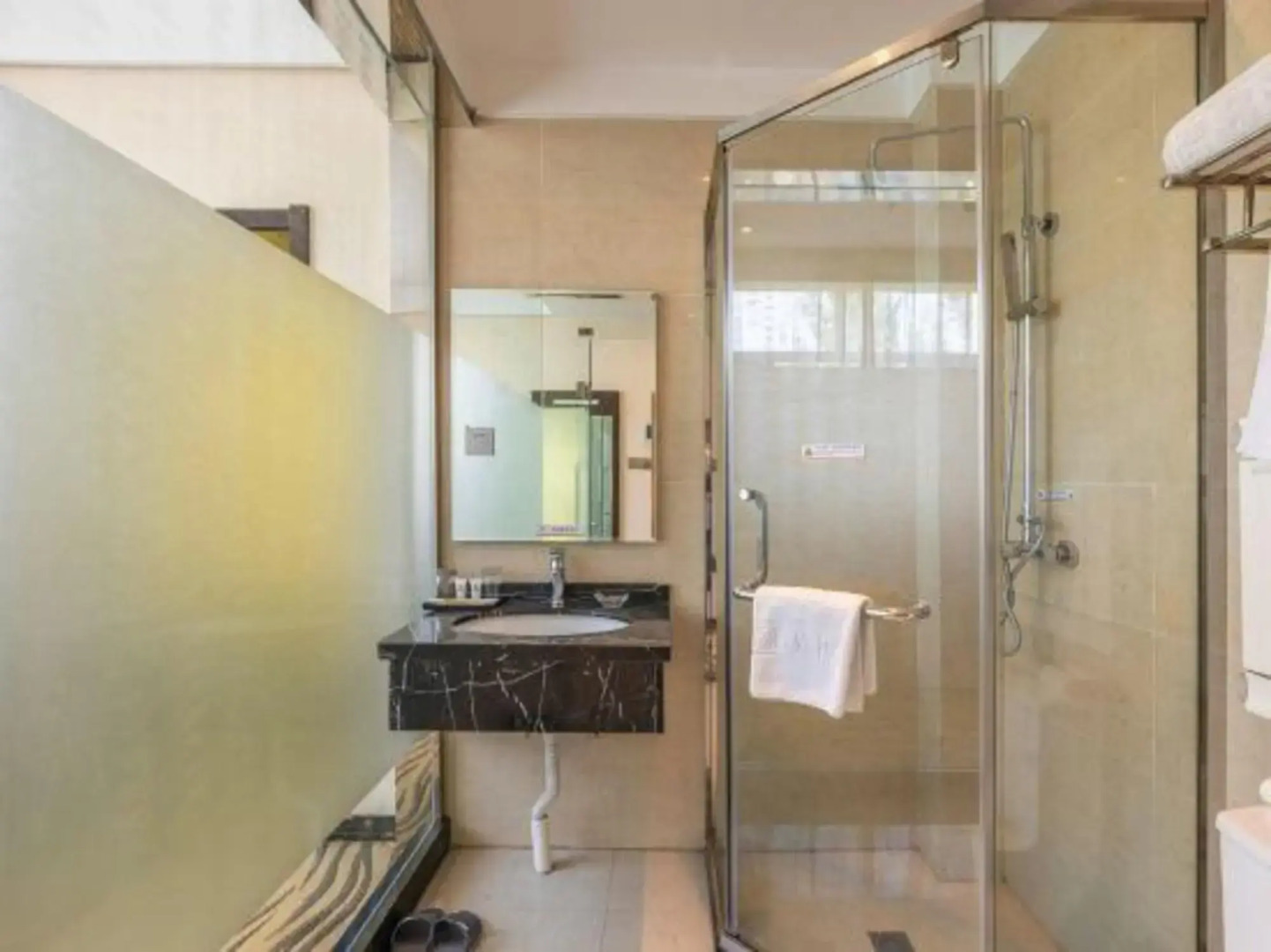 Super 8 Hotel (Chifeng Railway Station Yuanlin Road)