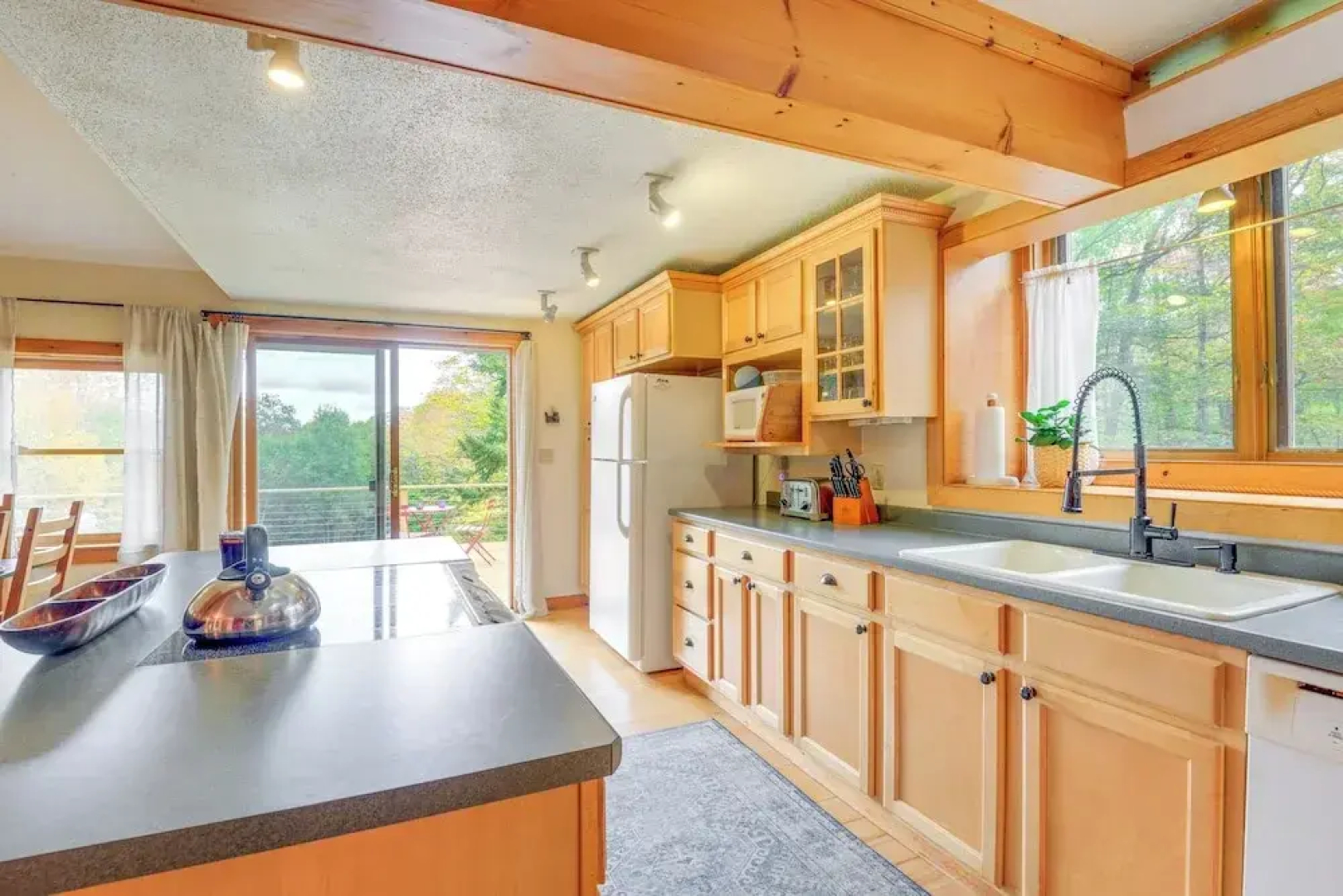 Storybook Stratton House: 3 Mi to Mount Snow!
