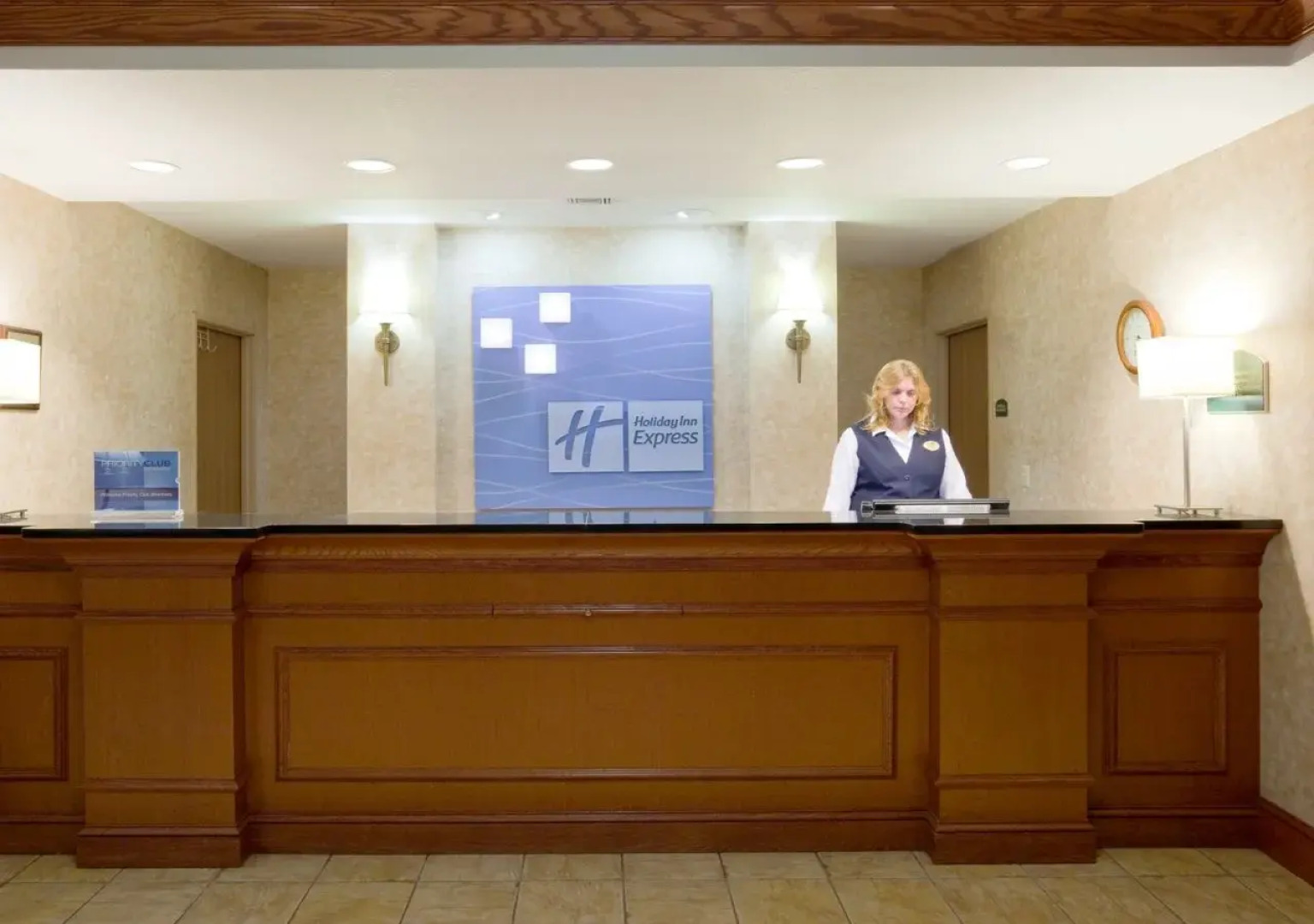 Holiday Inn Express & Suites New Berlin by IHG