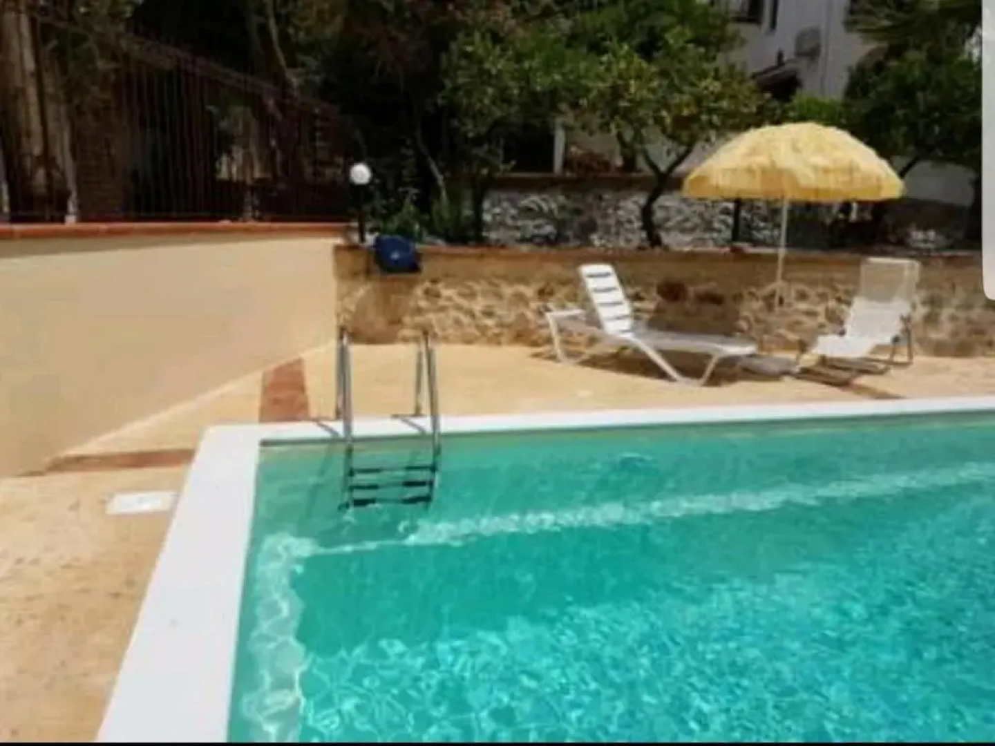 Villa del Golfo Urio with swimming pool shared by the two apartments