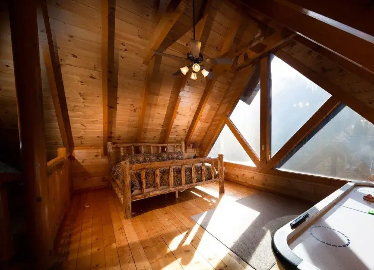 Mountain Movie Inn - Six Bedroom Cabin