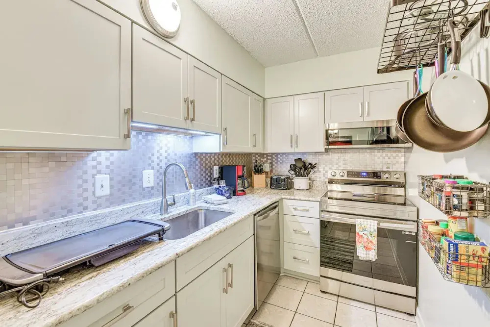 Pool & Beach Access: Lovely Mary Esther Condo!