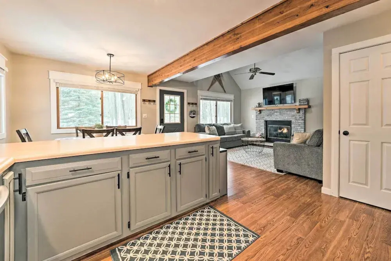 Lovely Roscommon Cabin < 3 Mi to Higgins Lake!