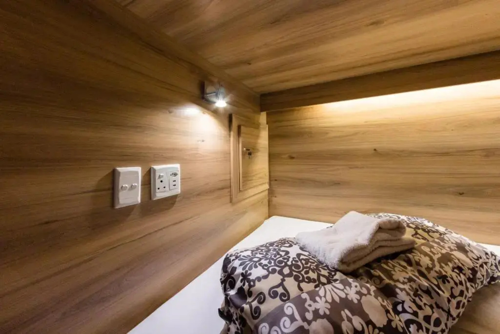 Back2Roots Backpackers